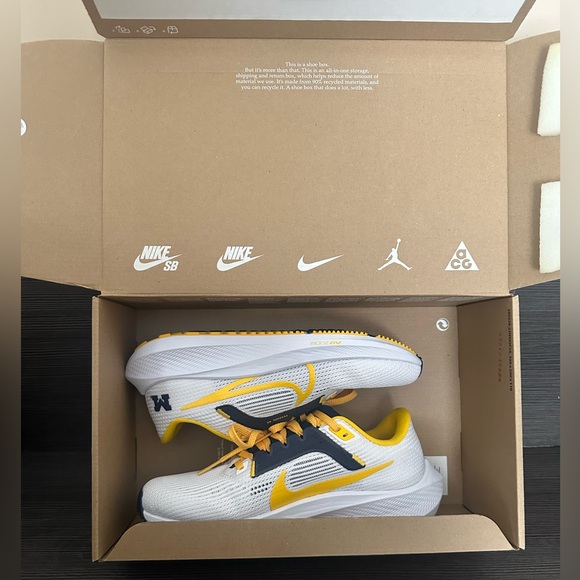 💙Nike Air Zoom Pegasus 40 "Michigan" Running Shoes Size 6.5 W or Men's Size 5💛 - Picture 13 of 14